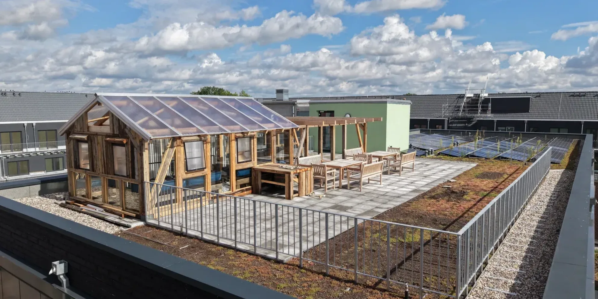 Luftbild des Daches mit Gewächshaus und Terrasse. | Seniorenresidenz Fischbeker Höfe
