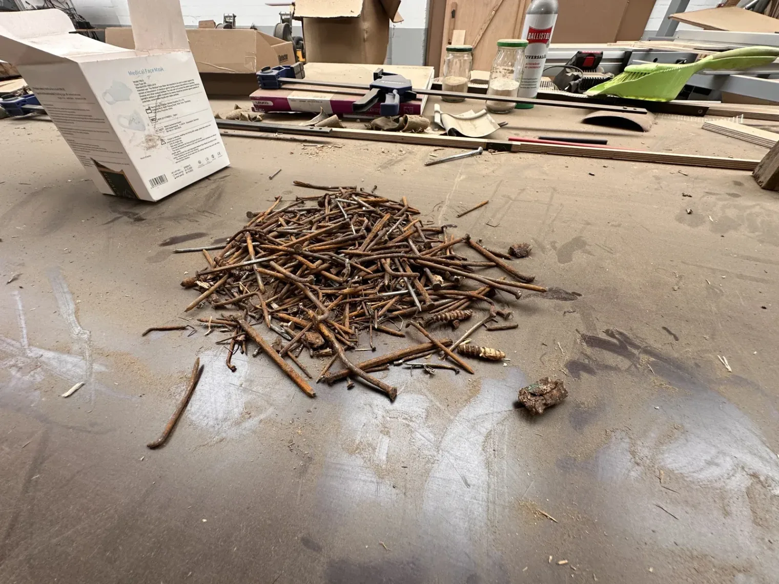 Herausgezogene alte Nägel und Schrauben liegen auf einer Werkbank. | Seniorenresidenz Fischbeker Höfe