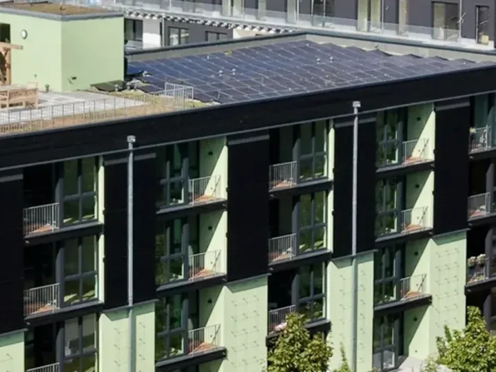 Photovoltaik auf dem Dach und an der Fassade von Smoodje. | Seniorenresidenz Fischbeker Höfe